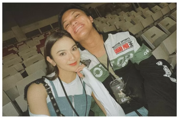 Sifat manja yang ditunjukan rizky febian bersama mahalini sebagai arti ungkapan dan perwujudan kasih sayang terhadap pasangan masing-masing (instagram resmi rizky fbian)