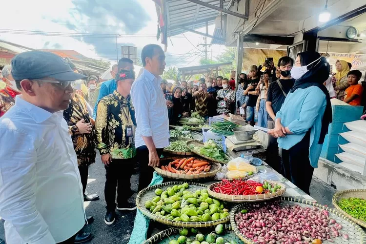 Presiden Joko Widodo (Jokowi) mengunjungi Pasar Baleendah, Bandung, Jabar, Minggu (05/03/2023). (BPMI Setpres/Laily Rachev)