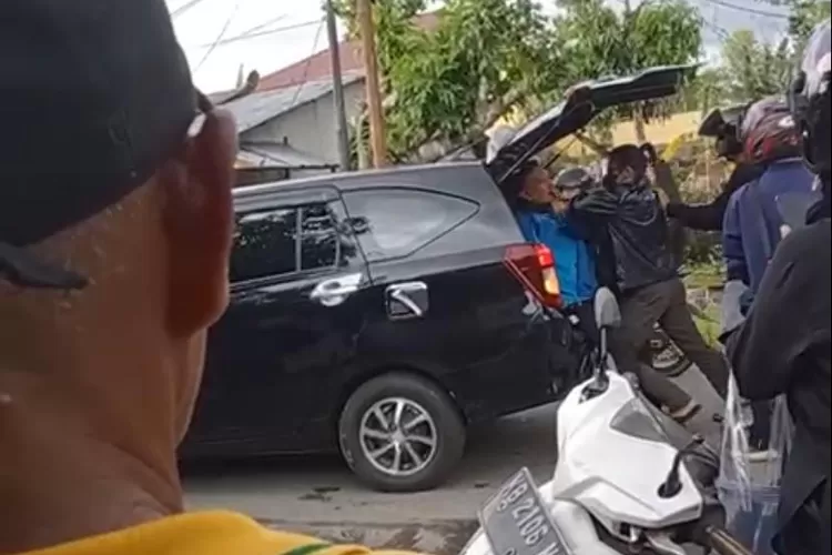 Detik-detik Dosen Poltekkes Pontianak yang diculik dan dianiaya oleh 7 mahasiswa Untan di Jalan Lapas. Gaya para pelaku ini seperti polisi menangkap penjahat (Tangkapan layar video)