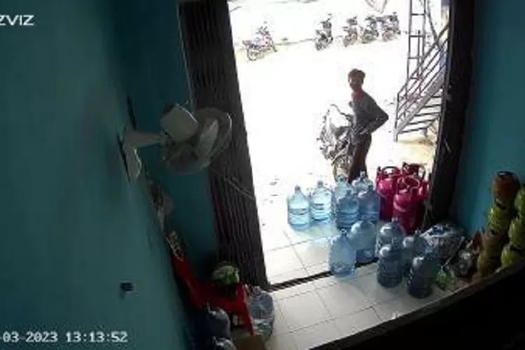 TANGKAPAN LAYAR : Rekaman CCTV pelaku pencurian Handphone di toko Depot Air Perumahan Bukit Cengkeh 2, Kelurahan Tugu, Kecamatan Cimanggis pada Minggu (5/3).&nbsp; (ANDIKA EKA/RADAR DEPOK)