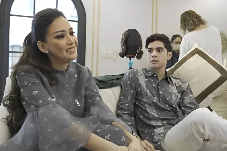 Tangkapan layar Maia Estianty dan Al Ghazali dalam YouTube Maia ALELDUL TV pada Senin (6/3/2023).