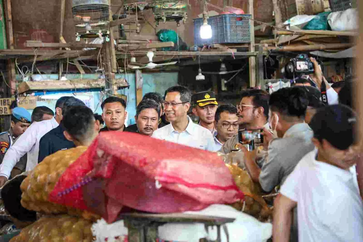 Mentan Syahrul Yasin Limpo dan Pj Gubernur  DKI Jakarta  Heru Budi Hartono meninjau pasokan pangan di Pasar Induk  Kramatjati, Jakarta Timur,  Senin (6/3/2023). Kegiatan  ini untuk memastikan  pasokan bahan  oangan aman  jelang Ramadhan 1444 hijriah.