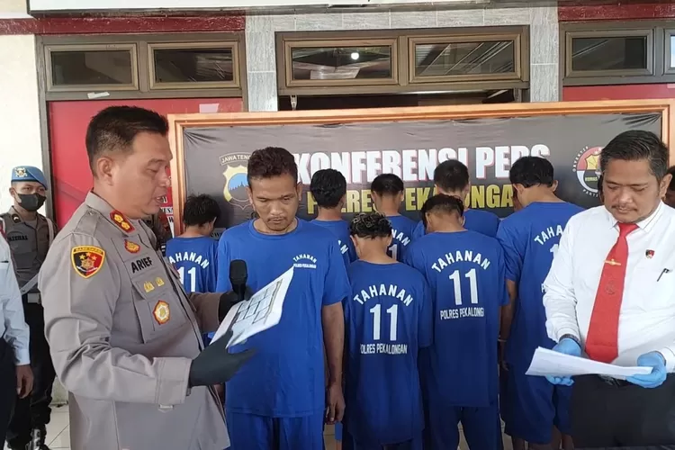 PEKALONGAN, AYOSEMARANG.COM - Cipto (38) alias Toyip warga Kecamatan Comal, Kabupaten Pemalang diancam hukuman maksimal 15 tahun penjara karena melakukan tindakan pencabulan tarhadap anak berusia lima tahun.  Hal itu diungkapkan Kapolres Pekalongan AKBP Arief Fajar Satria setelah menggelar pres rele