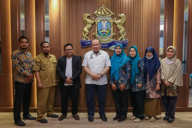 Para guru honorer yang dinyatakan lulus passing grade (PG) di Provinsi Jawa Timur menemui Ketua DPD RI AA LaNyalla Mahmud Mattalitti di Kantor Kadin Jatim Foto: Ist
