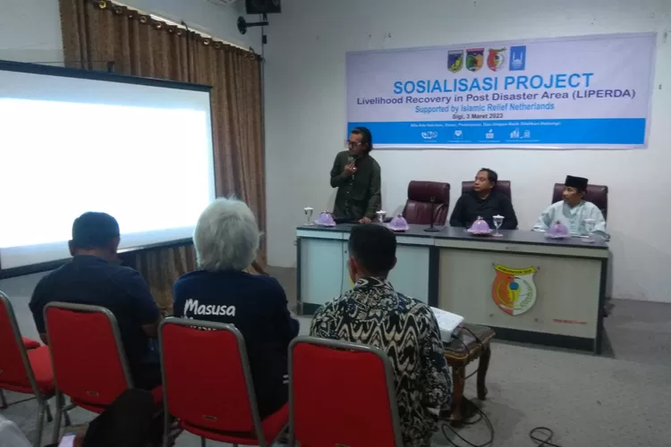 Ketua Baznas Sigi As'ad Syukur bersama perwakilan Islamic Relief Fahmi Rahmatna saat menghadiri sosialisasi project, Liperda, diruang rapat Kantor Bupati Sigi, Jumat (3/3/2023 (Foto : Aji)