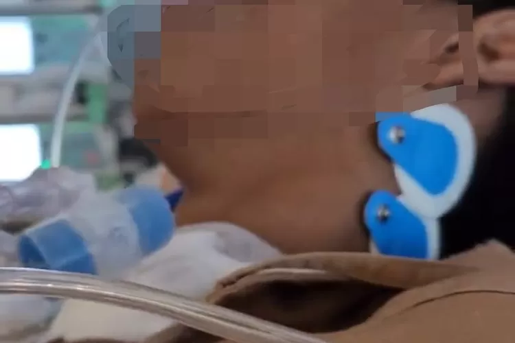 Kondisi terkini David Latumahina, sudah siuman, tampak menangis dengan mata terpejam