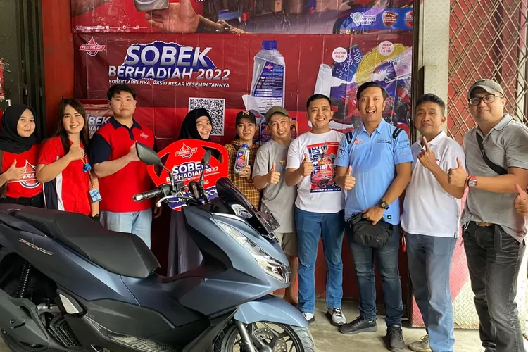 Melalui Program Sobek Berhadiah, 2 konsumen Federal Oil bawa pulang motor matic (dok.ExxonMobil Lubricants Indonesia (Federal Oil))
