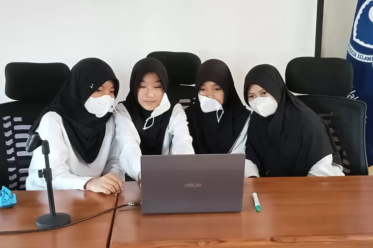 Siswi SMP Prima Cendekia Islami (PCI) serius mendengarkan webinar tentang kesehatan dan perawatan gigi yang disampaikan oleh  pakar dari FKG Universitas Padjadjaran (Unpad) Bandung - Foto: Istimewa