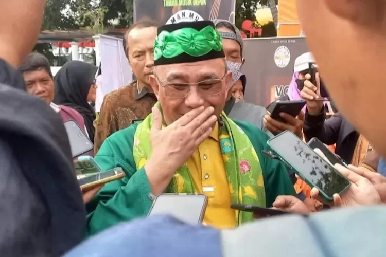 BERI KETERANGAN : Walikota Depok, Mohammad Idris ketika memberikan keterangan kepada wartawan usai meresmikan Taman Musik, Kecamtan Sukmajaya, Kamis (26/1).  (GERARD SOEHARLY/RADAR DEPOK)