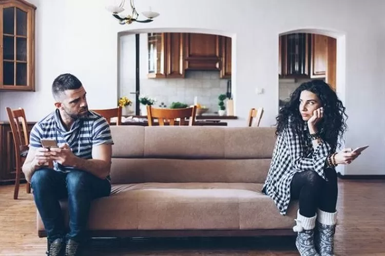 Ilustrasi Orang yang introvert pas lagi pacaran (pinterest@mindbodygreen)