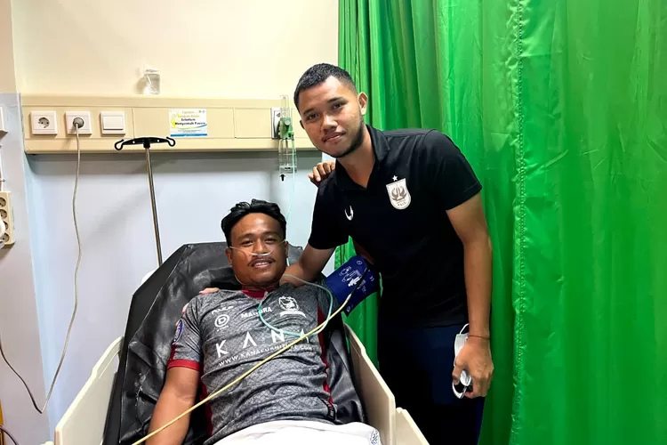 Farrel Arya menjenguk Ricki Ariansyah di Rumah Sakit Elizabeth.  (PSIS)