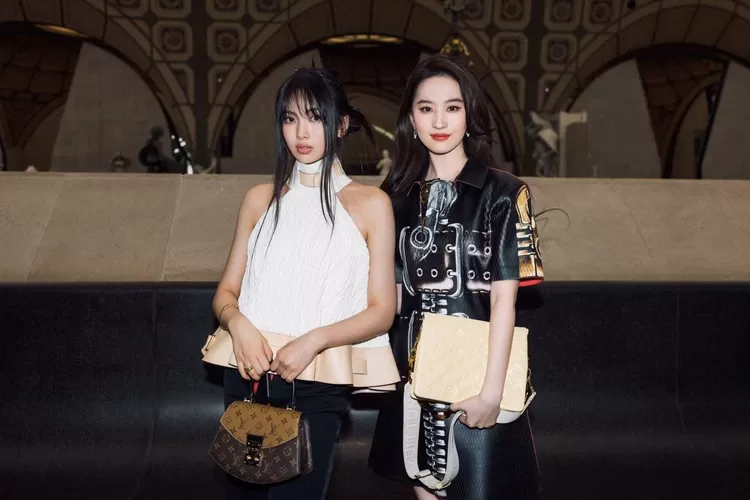 Hyein NewJeans bersama dengan Liu Yifei di acara Paris Fashion Week
