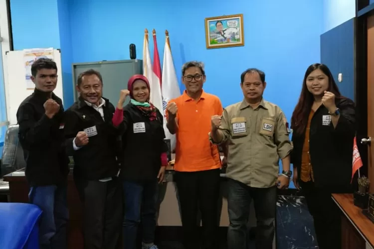 Pertemuan Presiden FSPMI Riden Hatam Aziz dengan LBH Benteng Perjuangan Rakyat di kantor FSPMI, Jakarta Timur, pada Senin (6/2/3/2023). (FOTO: Humas LBH BPR)