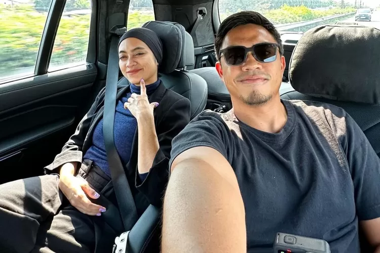 Ayudia Bing Slamet Pamer Perut Buncit Saat Selfie Bareng Suami, Hamil Lagi Nih? (instagram.com/@dittopercussion)