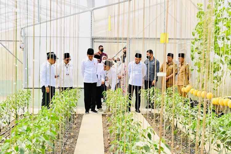 presiden Joko Widodo (Jokowi) mengunjungi Pondok Pesantren (Ponpes) Al-Ittifaq, di Kabupaten Bandung, Jawa Barat (dok. BPMI Setpres/Laily Rachev)