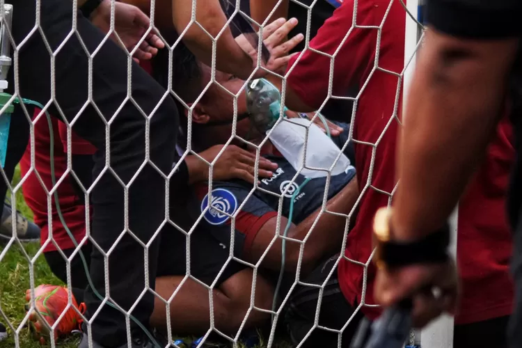 Pemain Madura United, Ricki Ariansyah saat sempat dirawat di lapangan saat lawan PSIS Semarang.  (Ayosemarang.com/ Audrian Firhannusa)