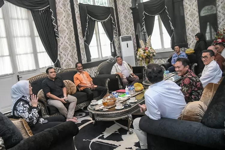 Bupati Purwakarta Anne Ratna Mustika saat pertemuan dengan IMI Jabar. (Humas Pemkab Purwakarta)