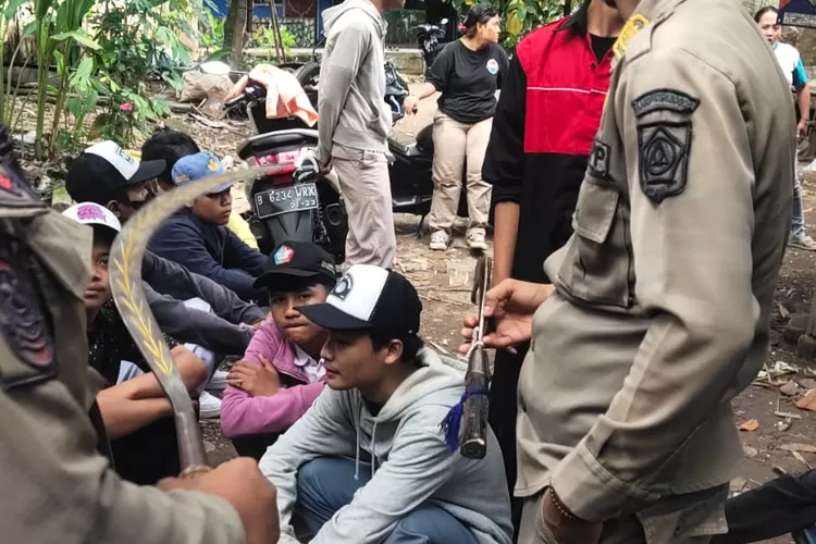 Satgas Pelajar Parung Panjang Bogor menjaring pelajar SMK asal Tangerang Selatan (Tangsel) diduga hendak tawuran di Parung Panjang. (Nasir/Metropolitan)