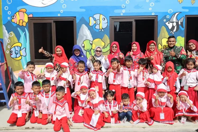 Bunda PAUD Kota Bekasi Wiwiek Hargono Tri Adhianto beri apresiasi buat guru. (Humas Pemkot Bekasi)