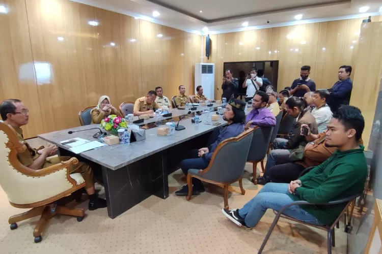 H Harnojoyo memutuskan untuk menyetujui masukan dari pihak AMPCB bahwa Balai Pertemuan akan dijadikan tempat kesenian.