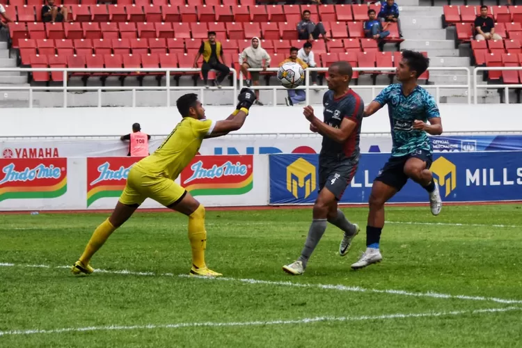 Striker PSIS Semarang Rizky Dwi berupaya merebut bola dari kiper dan pemain belakang Madura United. Dalam laga ini PSIS tunduk 0-2.  (Ayosemarang.com/ Audrian Firhannusa)