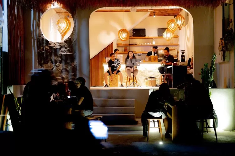 Live musik di Sambuca Cafe, tempat nongkrong estetik di Bali (Instagram @sambucabali)