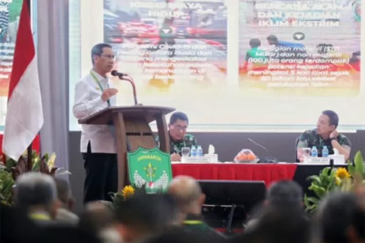Pj Gubernur DKI Jakarta Heru Budi  Hartono menyampaikan sambutan pada Rapim di Kodam Jaya, Selasa (7/3/2023).