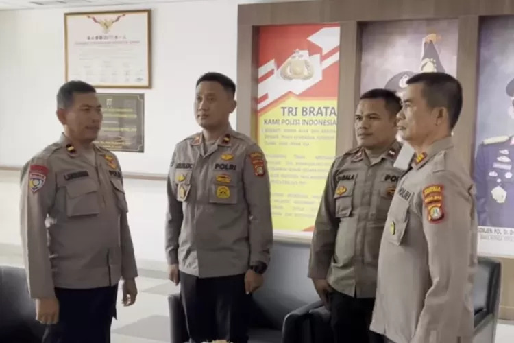 Anggota Polresta Bandara sedang menyanyikan lagu Indonesia Raya  (istimewa )