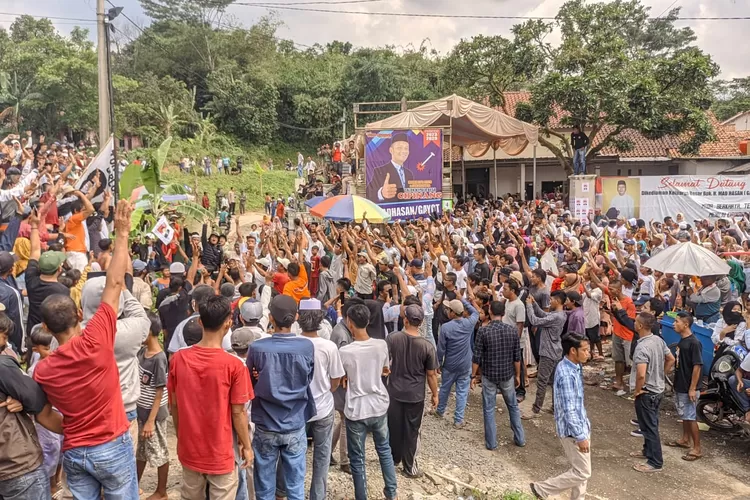 Warga menghadiri kampanye Mad Hasan.