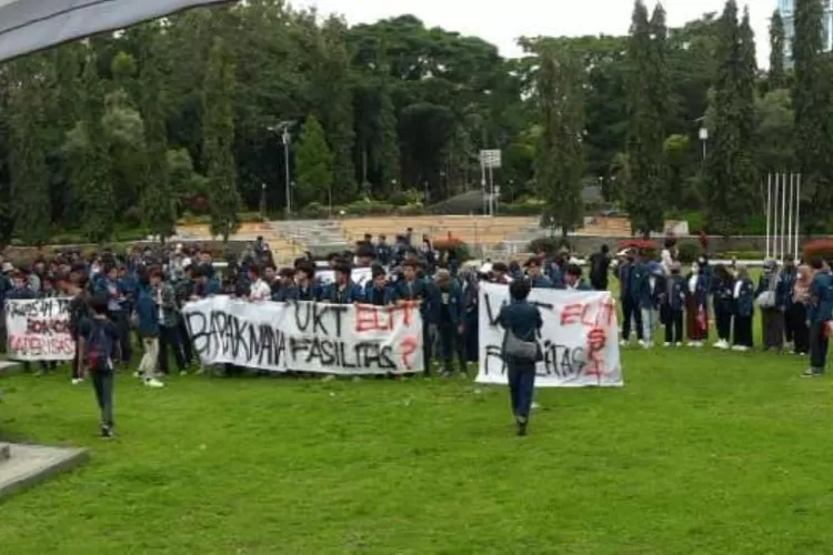 Mahasiswa Undip yang dikoordinasi oleh BEM Undip melakukan demontrasi atas kecurigaan penundaan pemilihan Calon Rektor Undip. (BEM Undip)