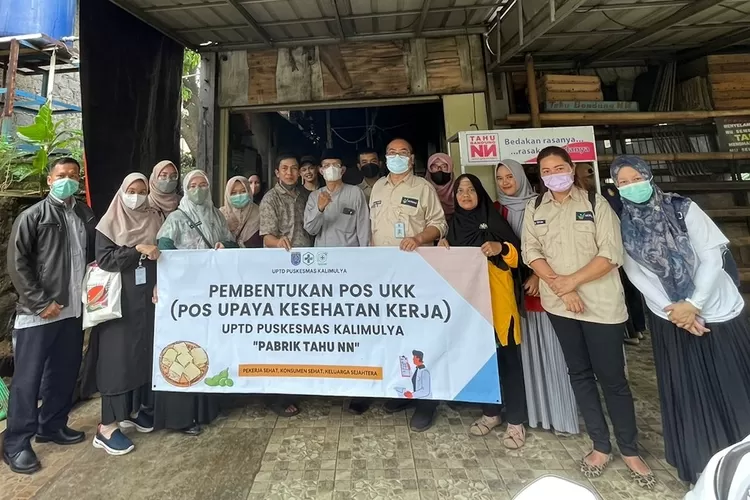 KESEHATAN : Peresmian Pos Usaha Kesehatan Kerja (UKK) pada pabrik tahu NN yang ada di Jalan Aridho, Kelurahan Jatimulya, Kecamatan Cilodong. (ANDIKA EKA/RADAR DEPOK)