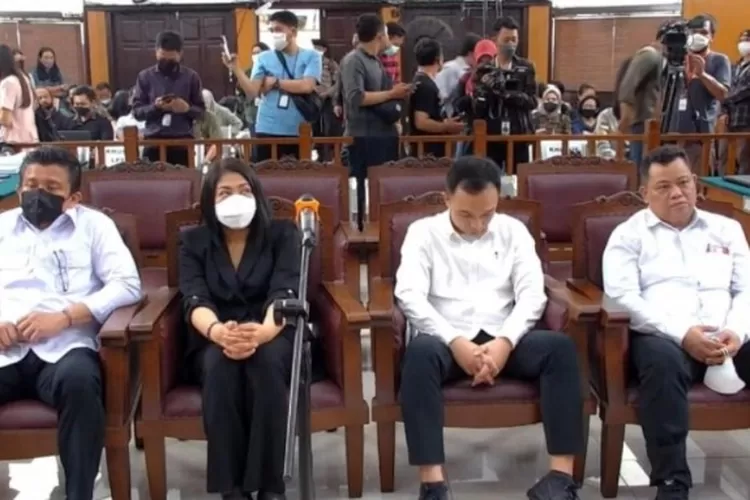 Ferdy Sambo dan tiga terdakwa lainnya sedang mengikuti sidang kasus pembunuhan Brigadir J. Mereka akhirnya banding atas hukuman yang ditetapkan majelis hakim. 