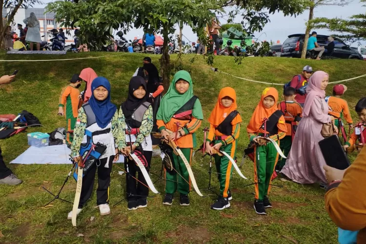 Siswa SD Islam Al Iman mengikuti lomba panahan GPRO II