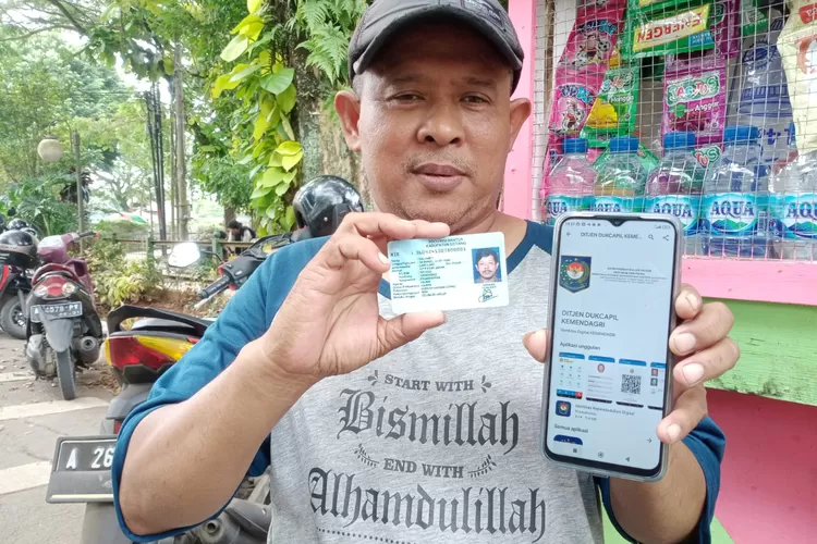 Warga Lebak menunjukkan aplikasi KTP digital, Rabu 8 Maret 2023 (Sahrul Gunawan/Bantenraya)