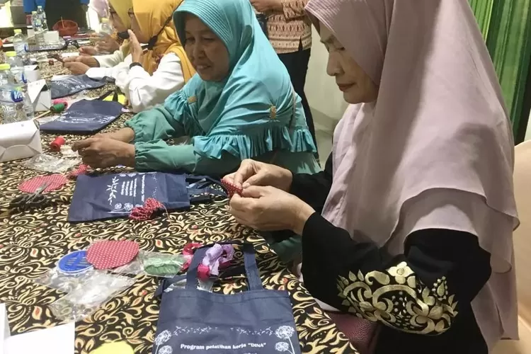 PELATIHAN : Kegiatan pelatihan kerajinan tangan atau handy craft yang diadakan Dinsos Kota Depok kepada kaum lansia di Wisma Hijau, Kecamatan Cimanggis, Rabu (8/3).  (ISTIMEWA)