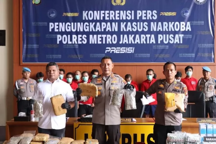 BARANG BUKTI : Kapolres Metro Jakarta Pusat Kombes Komarudin didampingi Kasat Narkoba Polres Metro Jakarta Pusat Kompol Rango Siregar, dan Kasi Humas Polres Metro Jakarta Pusat AKP Anton Sujarwo, menunjukan barang bukti susu ganja hasil tangkapannya.  (POLRESTRO JAKARTA PUSAT)