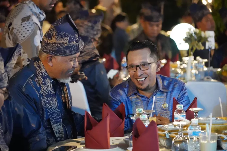 Bupati Eka Putra dan Gubernur Mahyeldi Ansharullah dimalam Welcome Party. (Prokopim Tanah Datar)