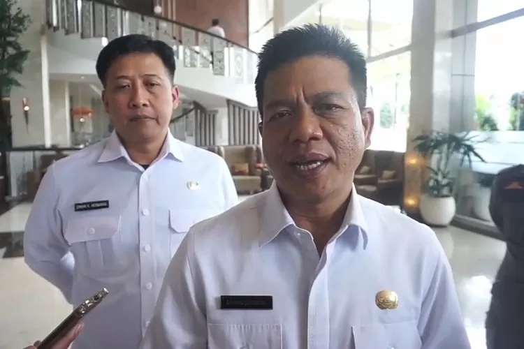 Bupati Bandung Dadang Supriatna Didamping Kepala Bapenda Kabupaten Bandung Erwan Kusuma Hermawan. (Bisnisbandung.com/Yuwana Kurniawan)