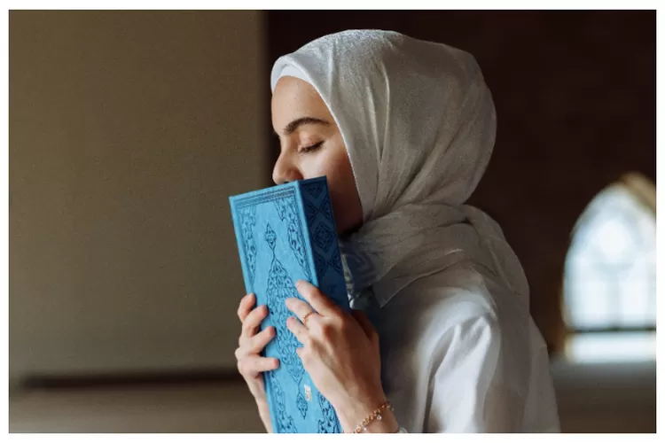 Illustrasi. Wanita dan Al Quran - Tafsir Mimpi Al Quran dalam Pandangan Islam, Simak 20 Maknanya di Momen Nuzul Quran (Pexels)