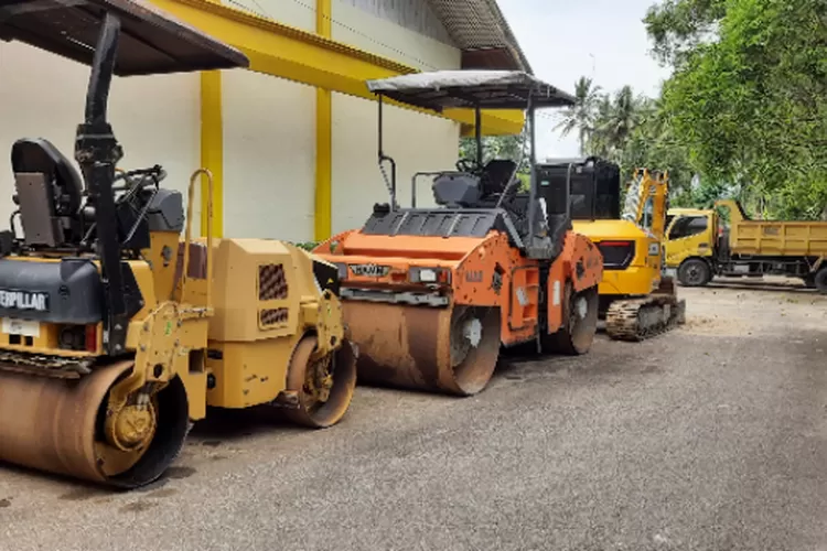  Dua Mesin Gilas UPTD ALKAL/PJU yang masih parkir disamping Dinas PUPR dan Pertanahan Kota Pariaman. (HarianHaluan.com/Trisnaldi)