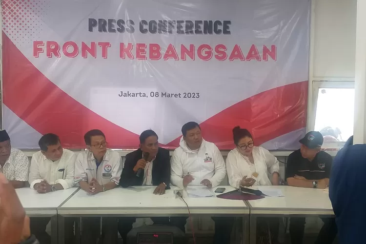 Sedikitnya 20 organ relawan Ganjar Pranowo tergabung dalam Front Kebangsaan mengeluarkan pernyataan sikap bersama dalam rangka yaitu menyalurkan aspirasi politiknya pada Pemilu 2024 ke PDIP.   (Sadono )