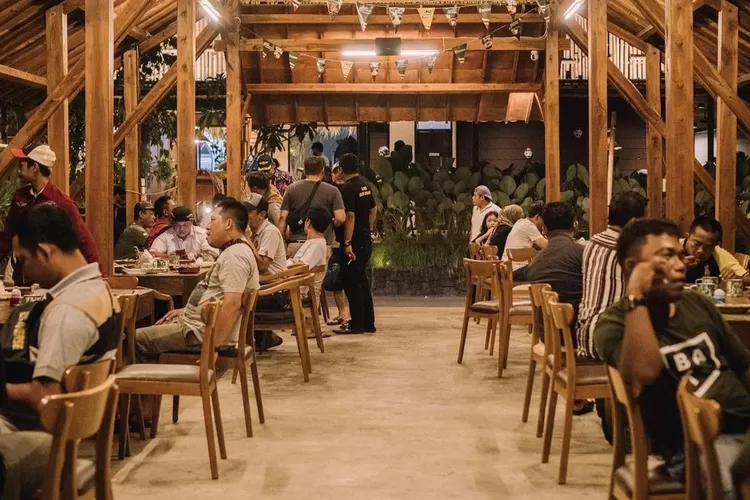Potret suasana makan di Srasadesa, rekomendasi tempat bukber di Madiun (Instagram @srasadesa)