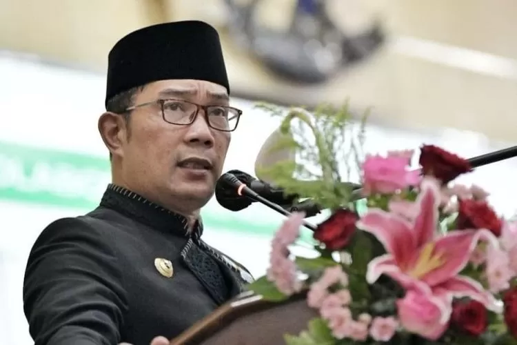 Gubernur Jabar Ridwan Kamil mengaku kaget dengan pemberitaan seorang guru di Cirebon yang dipecat gara-gara mengkritik dirinya di Instagram.