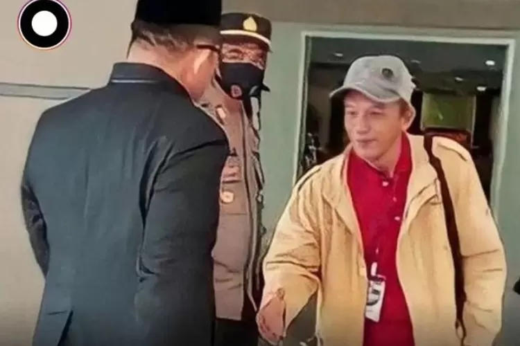 Detik-detik Ketua DPRD Luwu Timur tolak jabat tangan dengan warga. (Instagram/@forumwartawanpolri)