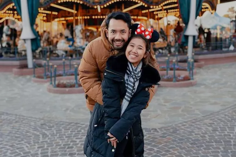 Kiky Saputri bersama sang suami, Khairi saat berlibur ke Disneyland Paris beberapa waktu lalu