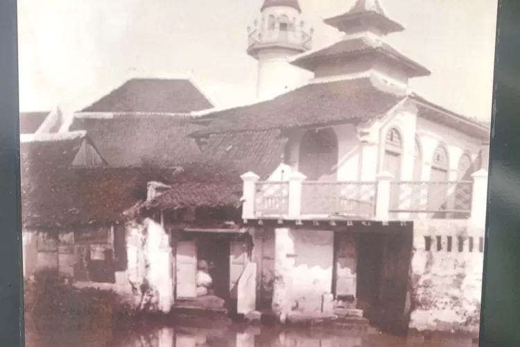 Masjid Layur Semarang, foto di masa lampau ketika bisa disinggahi oleh kapal. Kini lantai utama masjid ini sudah tertimbun tanah. (Dok. Layur)