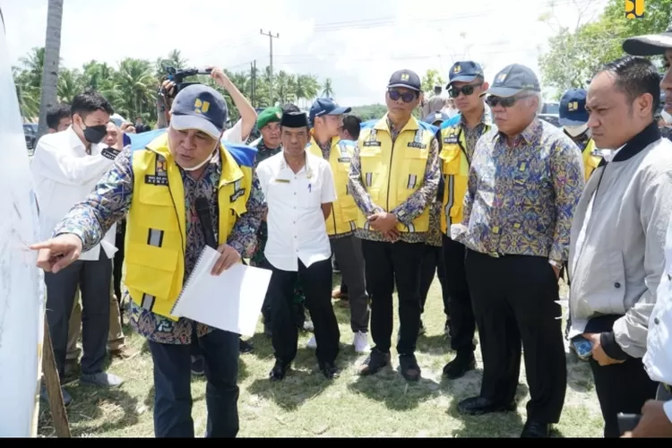 Menteri Pekerjaan Umum dan Perumahan Rakyat (PUPR) Basuki Hadimuljono bersama Anggota IV BPK-RI Haerul Saleh meninjau sejumlah infrastruktur di Kabupaten Kolaka, Provinsi Sulawesi Tenggara (Sultra)