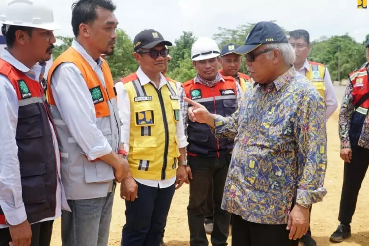 Menteri Pekerjaan Umum dan Perumahan Rakyat (PUPR) Basuki Hadimuljono bersama Anggota IV BPK-RI Haerul Saleh meninjau pekerjaan peningkatan/preservasi ruas Jalan Nasional Pomalaa-Wolulu sepanjang 32 km. 
