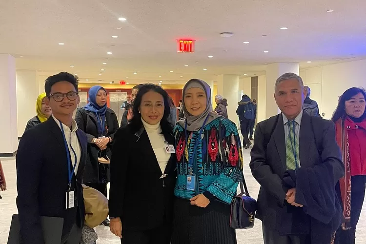 Wagub NTB Hj Siti Rohmi Jalilah (dua dari kanan) dan Kepala Bappeda NTB Dr H Iswandi MSi (paling kanan) di Markas Besar PBB New york, AS.  (Suara Karya/Pemprov NTB)