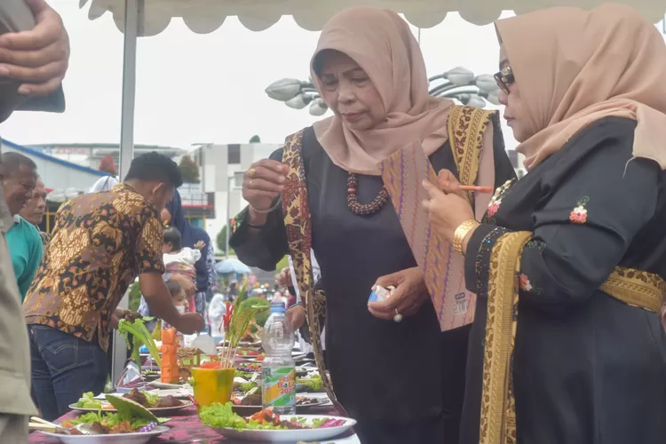 Dua orang Bundo Kanduang di Bukittinggi melakukan penilaian Festival Gadih Minang Marandang 2023 (harianhaluan.com/Vesco)